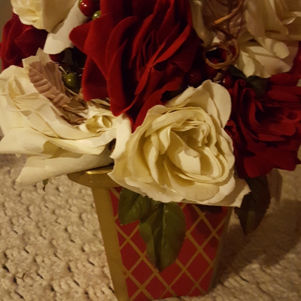 Home Decor Floral Centerpiece. - Picture 4 of 5